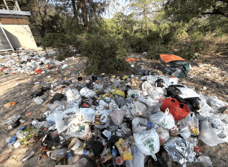 咸田湾咸田公厕外一地垃圾。Threads@charlie_chfan 咸田湾咸田公厕外一地垃圾。Threads@charlie_chfan