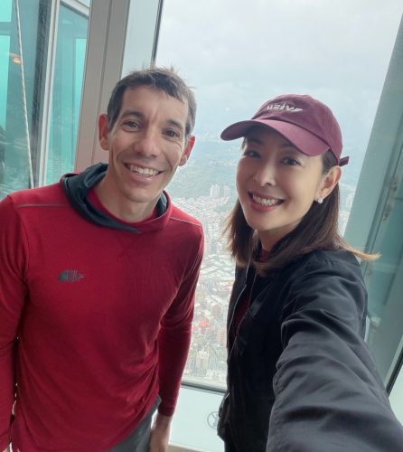 霍诺德(左)与贾永婕合照。 霍诺德(左)与贾永婕合照。