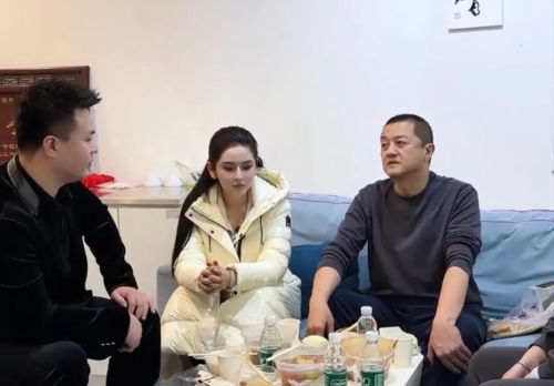 徐楠楠(中)与李亚鹏(右)见面。 徐楠楠(中)与李亚鹏(右)见面。