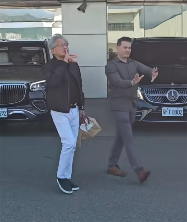 黄仁勋现身中国台湾:下飞机给媒体发养乐多和三明治