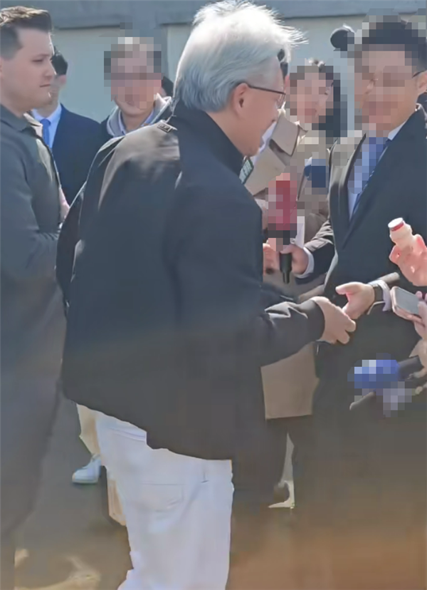 黄仁勋现身中国台湾:下飞机给媒体发养乐多和三明治