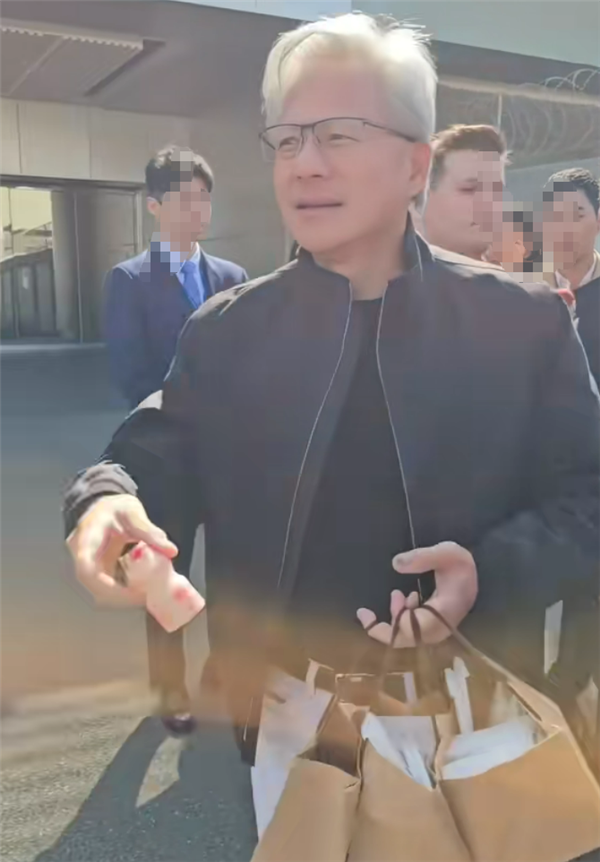 黄仁勋现身中国台湾:下飞机给媒体发养乐多和三明治