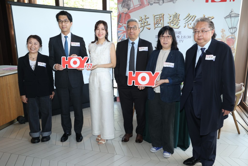 有线宽频高层大地震,杜之克(右三)、余咏珊(右二)、何哲图(右一)辞任。 有线宽频高层大地震,杜之克(右三)、余咏珊(右二)、何哲图(右一)辞任。