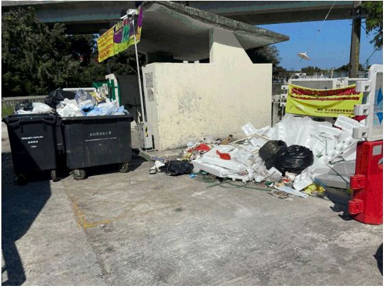 元朗洪水桥石埗村垃圾收集站外改善前。 元朗洪水桥石埗村垃圾收集站外改善前。