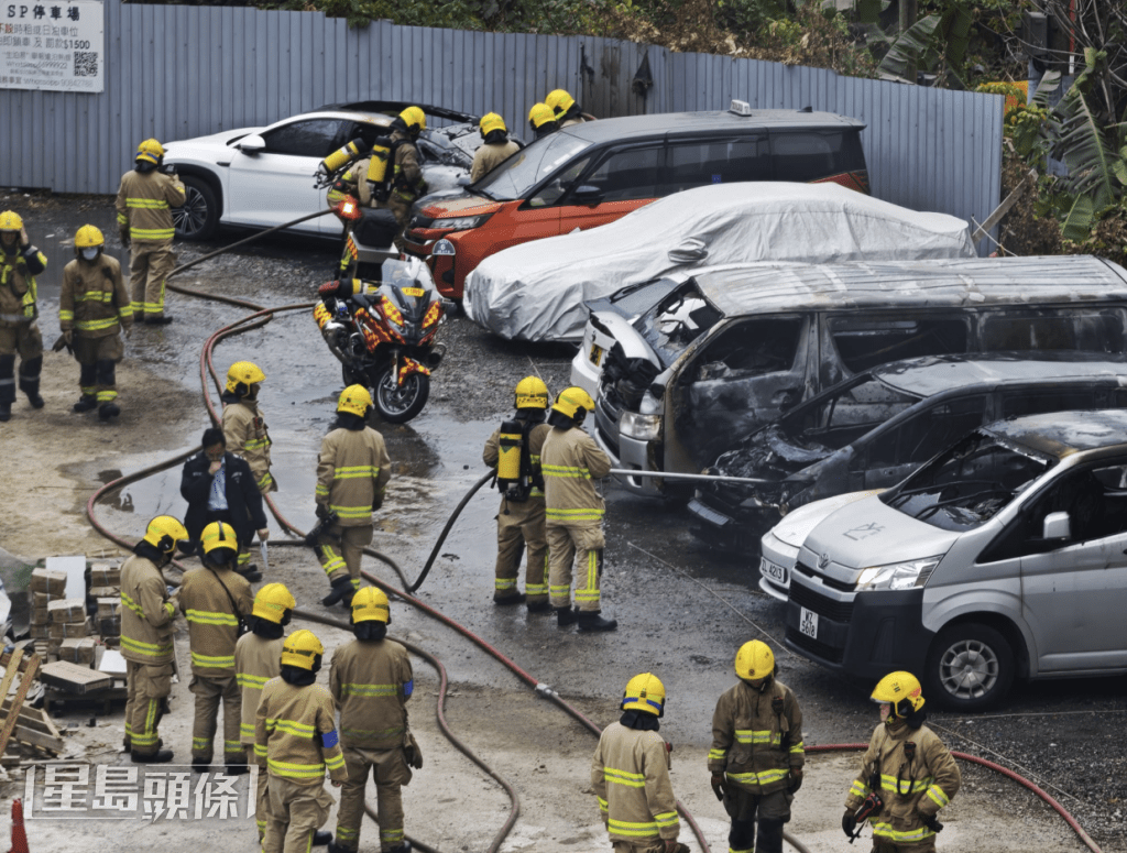 消防随即派出一条喉及一队烟帽队展开扑救。 消防随即派出一条喉及一队烟帽队展开扑救。