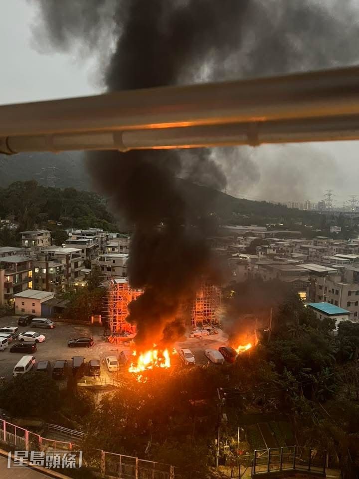 屯门塘亨路宝塘下、近和田邨一个露天停车场有多辆私家车起火, 屯门塘亨路宝塘下、近和田邨一个露天停车场有多辆私家车起火,