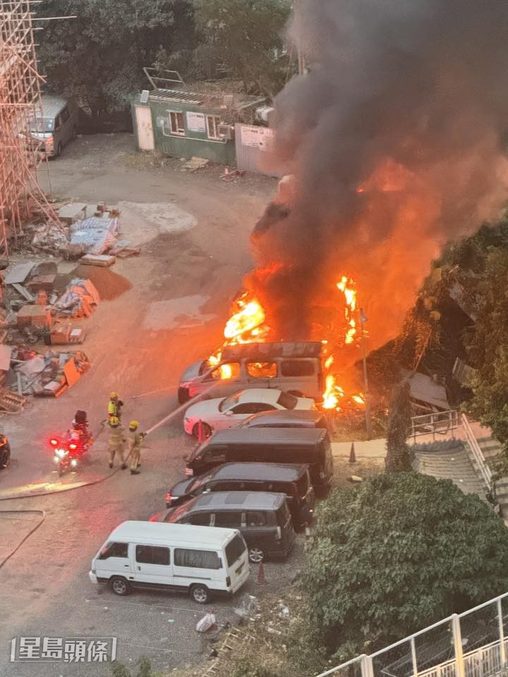 车辆猛烈焚烧。 车辆猛烈焚烧。