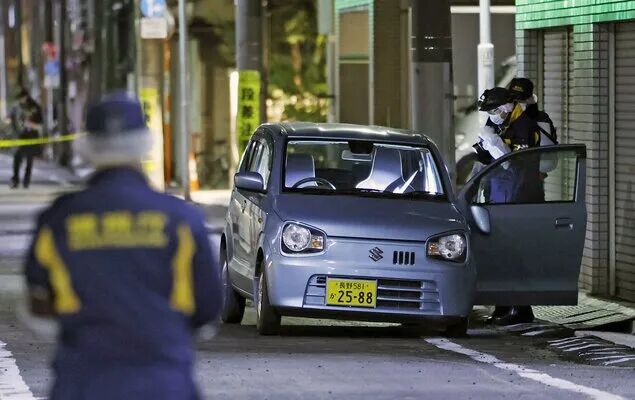 行李箱被抢案现场周边丢弃的微型车,可能是抢劫后撞人逃逸 行李箱被抢案现场周边丢弃的微型车,可能是抢劫后撞人逃逸