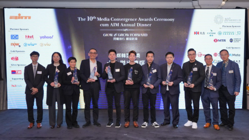 《星岛头条》获颁授“十大杰出传媒”奖项。 《星岛头条》获颁授“十大杰出传媒”奖项。