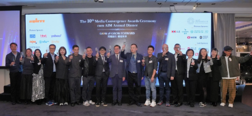 主礼嘉宾与一众商会委员会成员及顾问祝酒。 主礼嘉宾与一众商会委员会成员及顾问祝酒。