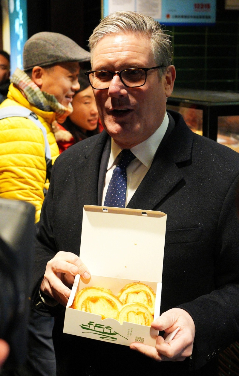 斯塔默在上海豫园买了一盒蝴蝶酥。 斯塔默在上海豫园买了一盒蝴蝶酥。