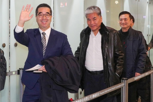 中国国民党副主席萧旭岑偕同国政基金会副董事长李鸿源(中)率团前往北京,参加两岸交流合作前瞻论坛。 访问团2日清晨搭乘华航CI511班机出发,萧旭岑在桃机受访时表示,此行聚焦专业领域,以及扮演两岸和平的缔造者。 中国国民党副主席萧旭岑偕同国政基金会副董事长李鸿源(中)率团前往北京,参加两岸交流合作前瞻论坛。 访问团2日清晨搭乘华航CI511班机出发,萧旭岑在桃机受访时表示,此行聚焦专业领域,以及扮演两岸和平的缔造者。