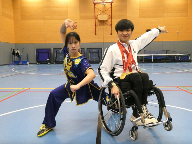 曾楚乔(左)和余俊延(右)分别就读浸大理学士及运动产业管理文学士,浸大学生运动员支援统筹专员伍家信形容,老师们均满意他们的表现。 曾楚乔(左)和余俊延(右)分别就读浸大理学士及运动产业管理文学士,浸大学生运动员支援统筹专员伍家信形容,老师们均满意他们的表现。