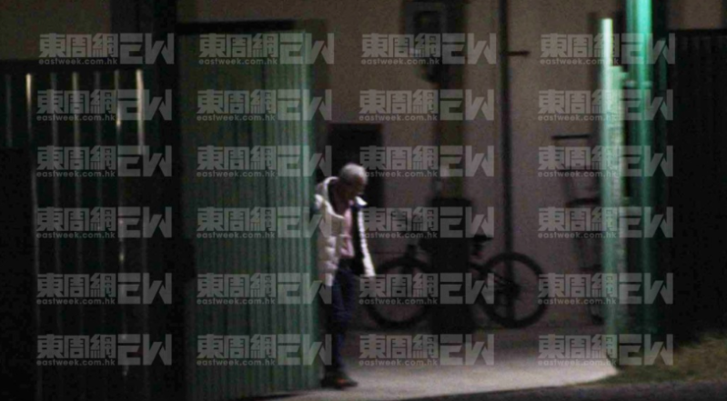 李龙基拖疲惫身影独自回货仓屋。 (《东周刊》图片) 李龙基拖疲惫身影独自回货仓屋。 (《东周刊》图片)