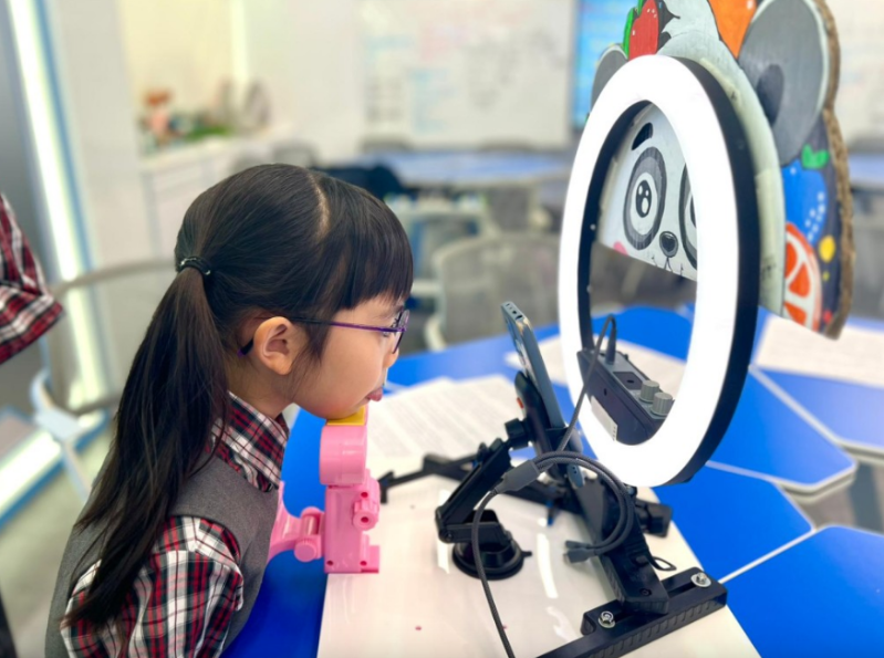 为提升舌诊准确度,团队特别设计了名为“舌加加”的光环灯光装置(如图),令拍摄时的光源保持稳定。 为提升舌诊准确度,团队特别设计了名为“舌加加”的光环灯光装置(如图),令拍摄时的光源保持稳定。