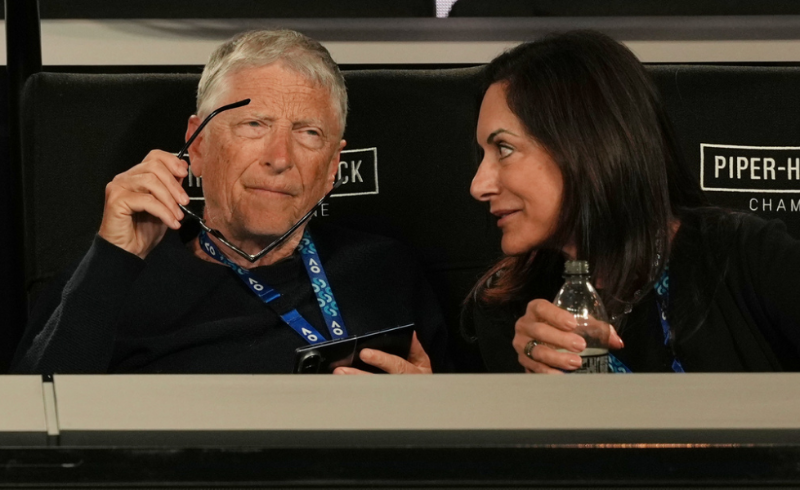 盖茨(左)否认指控。 盖茨(左)否认指控。