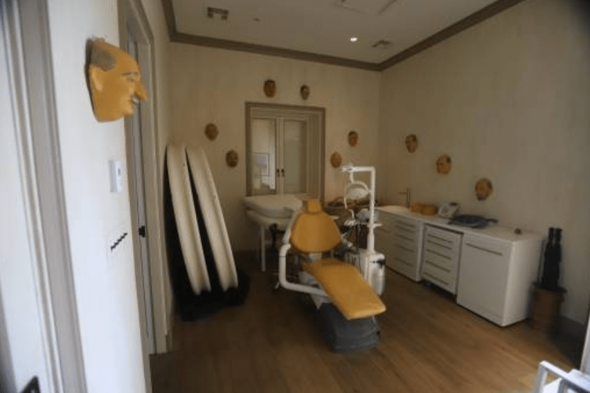 墙上挂着多幅男性面孔或面具,气氛诡异 墙上挂着多幅男性面孔或面具,气氛诡异