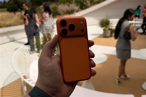 还是熟悉的味道 iPhone 18系列外观出炉:横向大矩阵镜组+小灵动岛