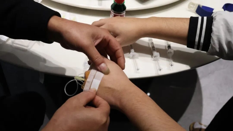 叶胜乐的父亲给他打药,一次打三支1000IU。 叶胜乐的父亲给他打药,一次打三支1000IU。