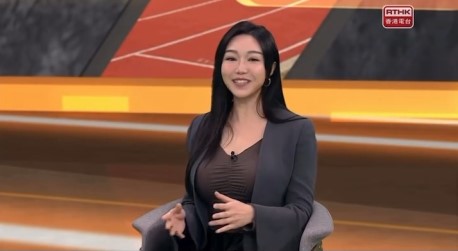 因为主持港台节目时衣着性感,辛巧琪最近成网络热话。 因为主持港台节目时衣着性感,辛巧琪最近成网络热话。