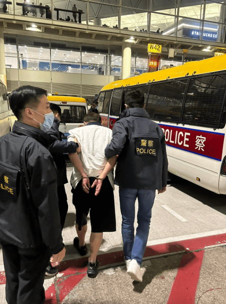 66岁男主脑由泰国遣返香港机场被捕 66岁男主脑由泰国遣返香港机场被捕