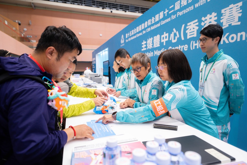 义工在香港赛区主媒体中心协助传媒工作者的采访及转播工作。 义工在香港赛区主媒体中心协助传媒工作者的采访及转播工作。