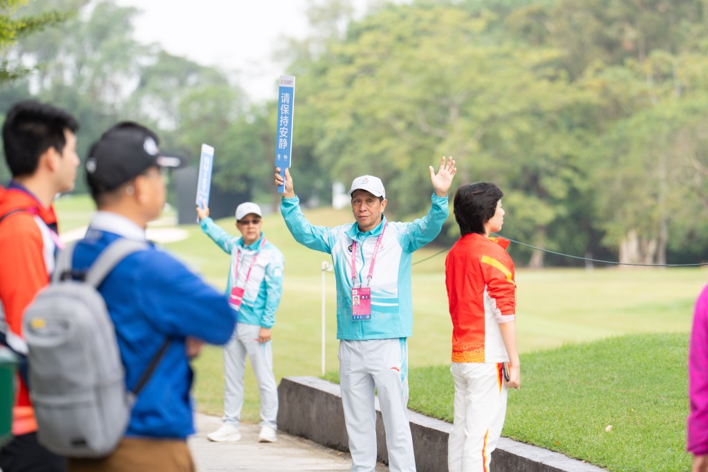 义工在高尔夫球赛事维持场地秩序。 义工在高尔夫球赛事维持场地秩序。