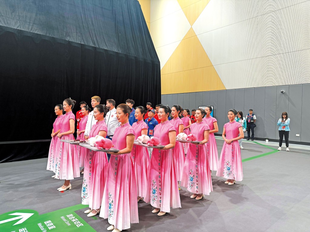 协助颁奖仪式的礼仪助理在典礼中展现最佳礼仪风范。 协助颁奖仪式的礼仪助理在典礼中展现最佳礼仪风范。