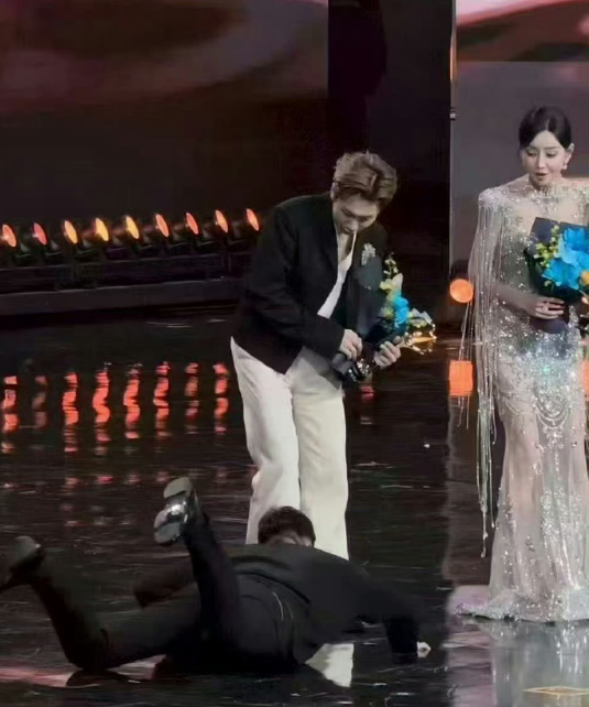 大麦总裁微博之夜意外摔倒 网友借机吐槽票务问题