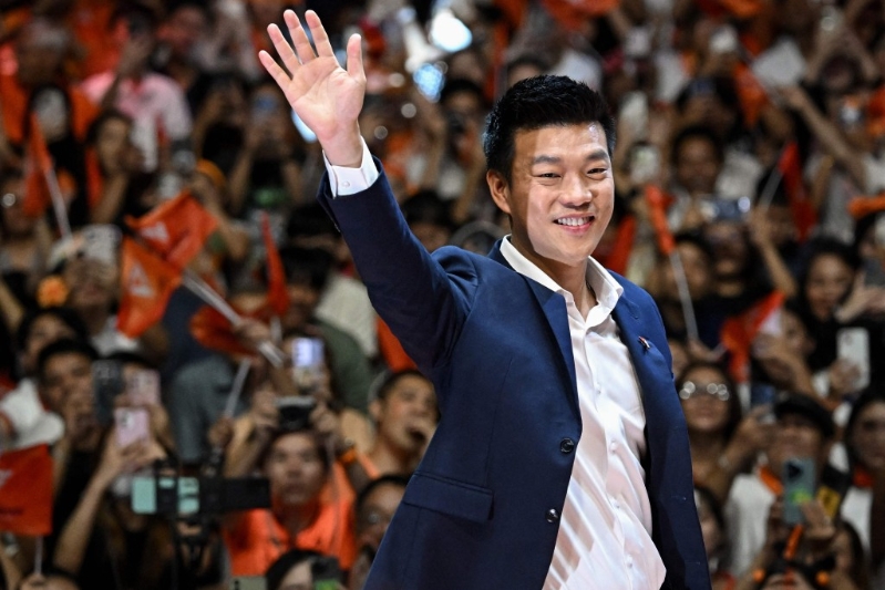 民调支持度最高的人民党,第一顺位总理候选人纳塔蓬大受支持者欢迎。 民调支持度最高的人民党,第一顺位总理候选人纳塔蓬大受支持者欢迎。