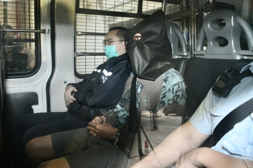 被告今身穿褐色上衣及戴黑框眼镜,被警员押至东区裁判法院提堂。 被告今身穿褐色上衣及戴黑框眼镜,被警员押至东区裁判法院提堂。