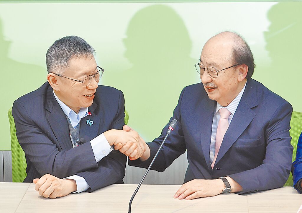 台湾民众党前主席柯文哲(左)1月曾前往“立法院”拜会民进党团总召柯建铭(右),2人握手致意。 台湾民众党前主席柯文哲(左)1月曾前往“立法院”拜会民进党团总召柯建铭(右),2人握手致意。