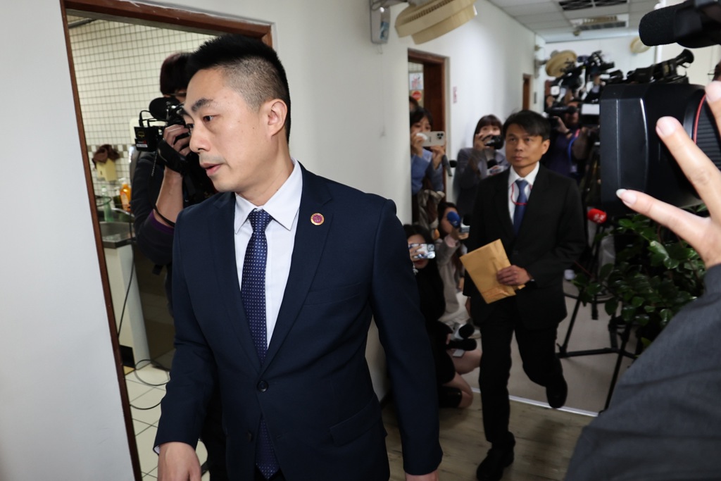 检调10日前往“立委”高金素梅“国会”办公室搜索。 检调10日前往“立委”高金素梅“国会”办公室搜索。