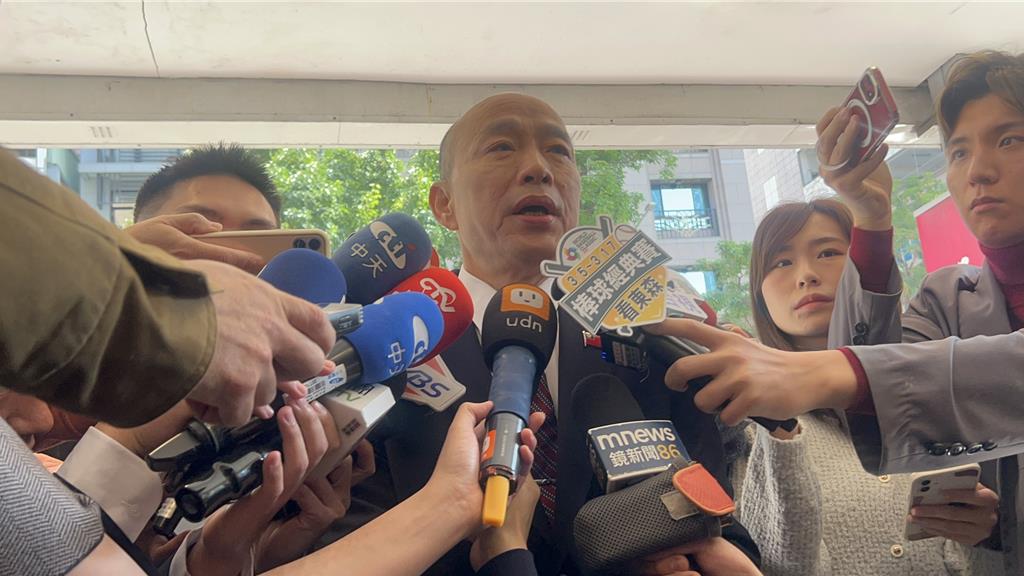 “立法院长”韩国瑜10日出席“立院”与驻院记者餐叙,会前受访。 “立法院长”韩国瑜10日出席“立院”与驻院记者餐叙,会前受访。