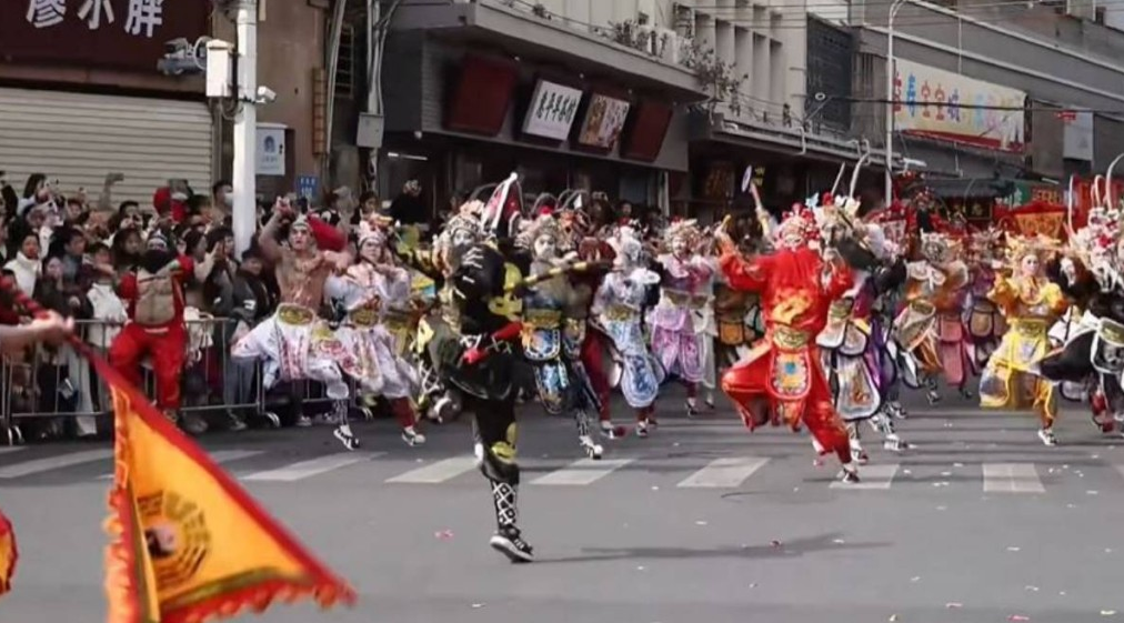 大量民众趁新春假期涌到汕头看英歌舞,令酒店房价暴涨。 大量民众趁新春假期涌到汕头看英歌舞,令酒店房价暴涨。