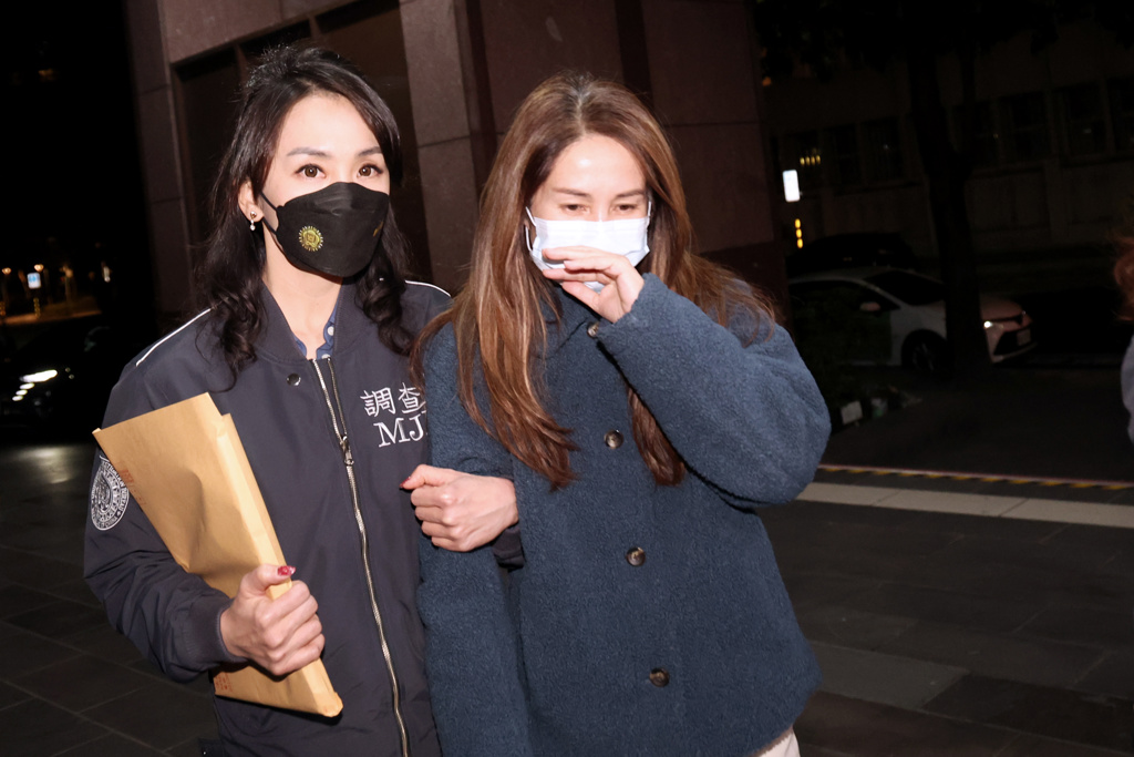 无党籍原住民“立委”高金素梅(右)等人涉嫌以人头诈领助理费等案,北检10日指挥调查局“国安站”兵分30路搜索,11日凌晨将高金素梅移送北检复讯 无党籍原住民“立委”高金素梅(右)等人涉嫌以人头诈领助理费等案,北检10日指挥调查局“国安站”兵分30路搜索,11日凌晨将高金素梅移送北检复讯