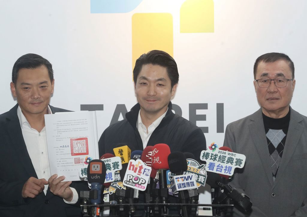 英伟达落脚北士科11日完成签约,台北市长蒋万安(右二)召开记者会说明并向媒体出示合约。右一为台北市副市长李四川。 英伟达落脚北士科11日完成签约,台北市长蒋万安(右二)召开记者会说明并向媒体出示合约。右一为台北市副市长李四川。