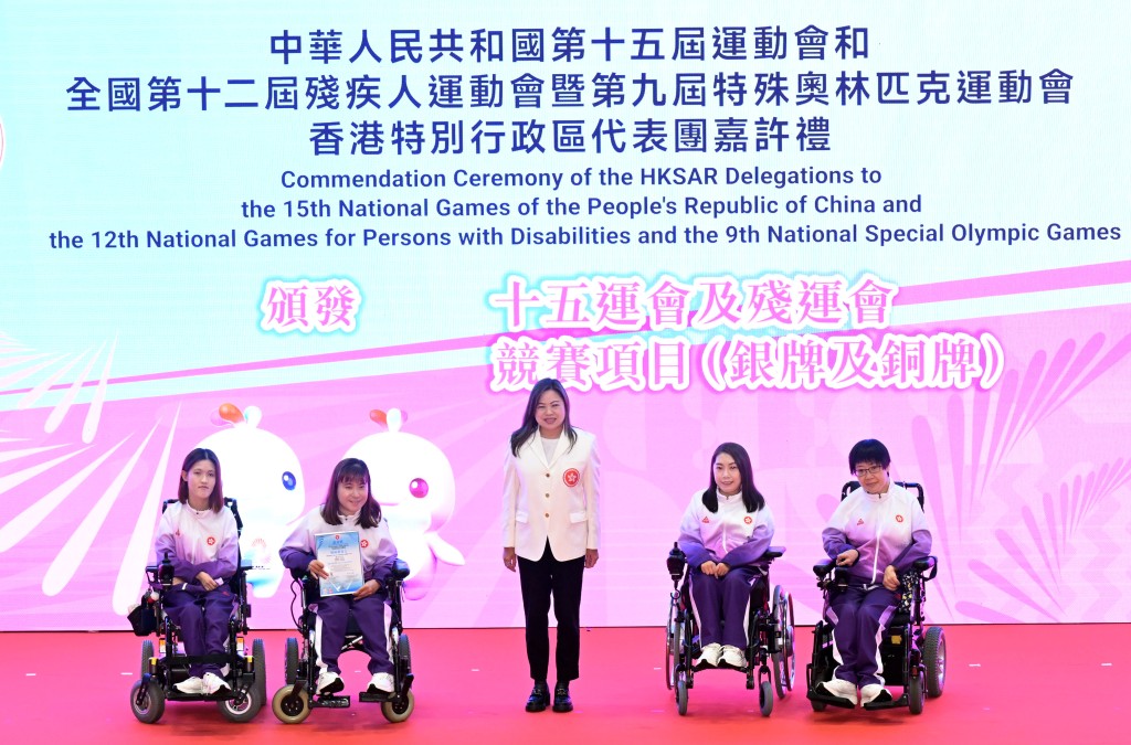 文化体育及旅游局局长罗淑佩颁发表扬状给女子硬地滚球运动员,包括夺得两面银牌的何宛淇。 文化体育及旅游局局长罗淑佩颁发表扬状给女子硬地滚球运动员,包括夺得两面银牌的何宛淇。