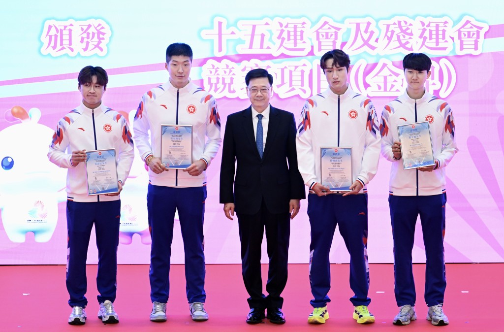 张家朗、蔡俊彦、梁千雨和吴诺弘在男子花剑团体赛中夺得香港首面全运会击剑金牌,获李家超嘉许。 张家朗、蔡俊彦、梁千雨和吴诺弘在男子花剑团体赛中夺得香港首面全运会击剑金牌,获李家超嘉许。