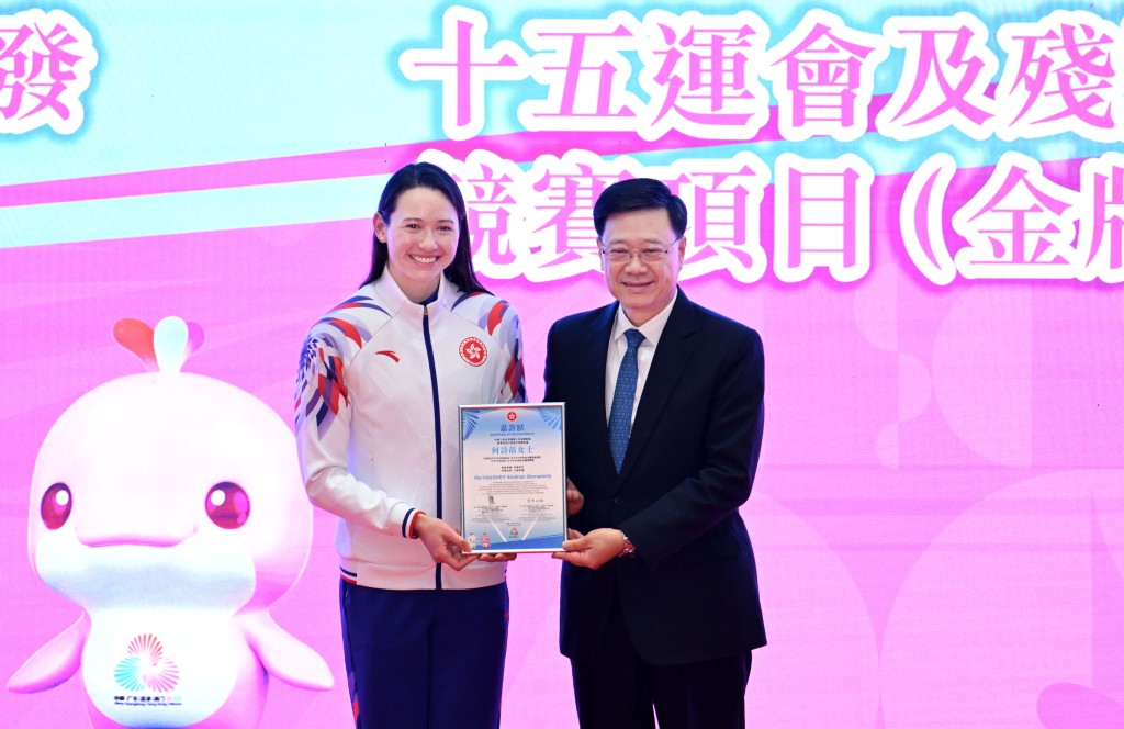 “女飞鱼”何诗蓓在游泳项目夺得两金两铜,获李家超嘉许。 “女飞鱼”何诗蓓在游泳项目夺得两金两铜,获李家超嘉许。