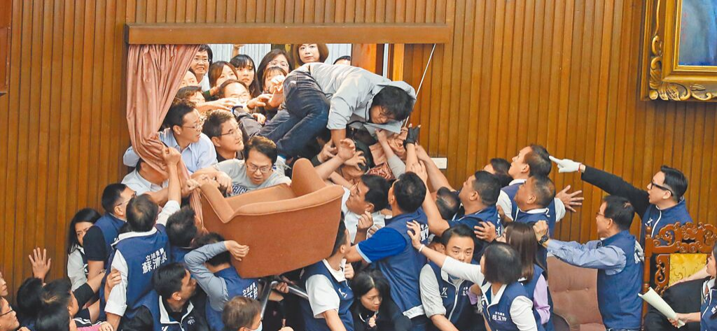 “立法院”会2024年5月表决“国会”改革相关法案,蓝绿爆发数波冲突。 “立法院”会2024年5月表决“国会”改革相关法案,蓝绿爆发数波冲突。