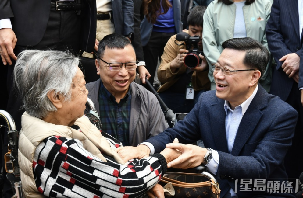 李家超到油麻地骏发花园与市民交流。 李家超到油麻地骏发花园与市民交流。