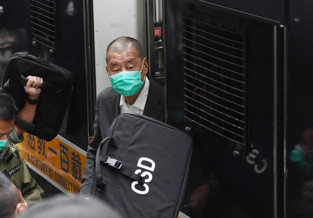 2021年2月,黎智英被押解至法院。 2021年2月,黎智英被押解至法院。