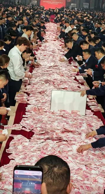 河南矿山起重机员工现场数钱画面曝光。 河南矿山起重机员工现场数钱画面曝光。