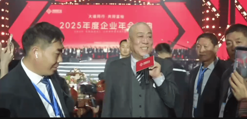 老板崔培军年会现场发言。 老板崔培军年会现场发言。