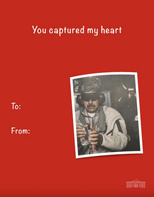 其中一张贺卡极具讽刺意味,红色背景上写有“You captured my heart(你俘获了我的心)”,搭配委内瑞拉总统马杜罗被美军扣押时的照片。 其中一张贺卡极具讽刺意味,红色背景上写有“You captured my heart(你俘获了我的心)”,搭配委内瑞拉总统马杜罗被美军扣押时的照片。