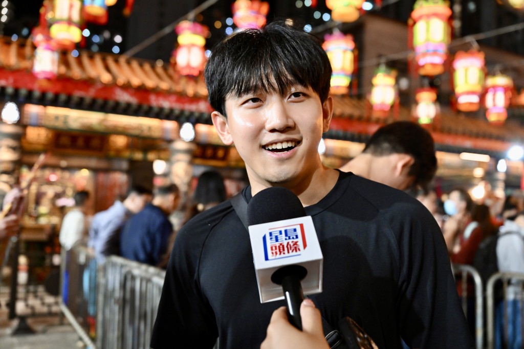 刘先生排队等上头炷香。 刘先生排队等上头炷香。