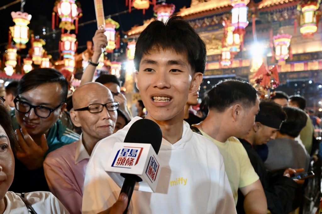 排头位的幼稚园老师陈先生自凌晨3时便到场排队,逗留逾20小时。他连续两年排得头位。 排头位的幼稚园老师陈先生自凌晨3时便到场排队,逗留逾20小时。他连续两年排得头位。