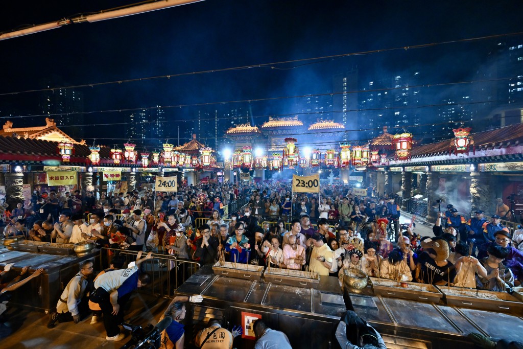 善信涌黄大仙祠争上头炷香 。 善信涌黄大仙祠争上头炷香 。