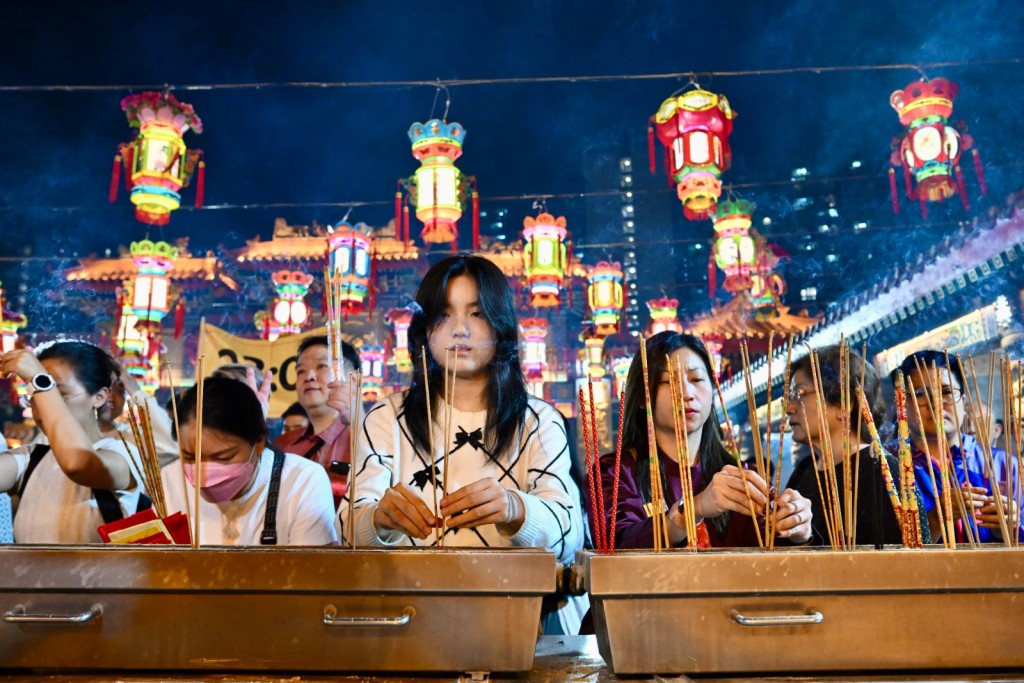 大批善信在黄大仙宝殿正前方的上香等候区。 大批善信在黄大仙宝殿正前方的上香等候区。